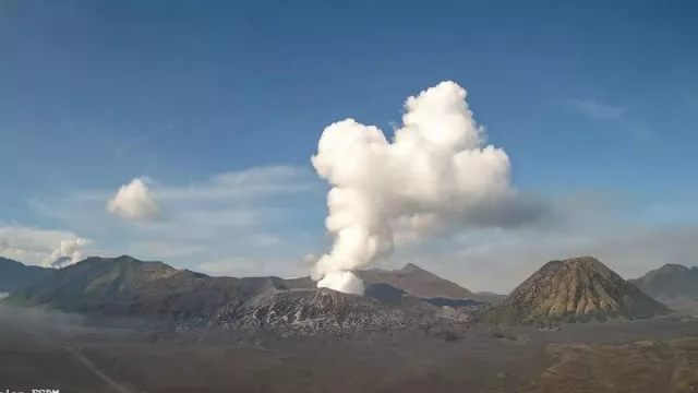 Gunung Bromo Semburkan Asap Putih Tebak Setinggi 700 Meter, Wisatawan Dilarang Mendekat! - GenPI.co