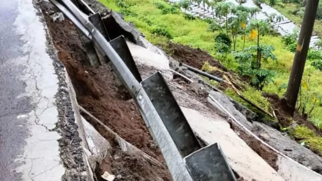 Hujan Deras Bikin Jalan Raya Dieng Longsor dan Retak, Ini Kondisinya - GenPI.co