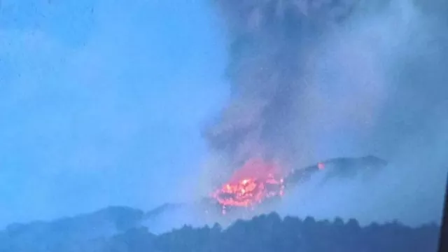 Erupsi Gunung Marapi, Terdengar Dentuman hingga Lontarkan Batu Api - GenPI.co