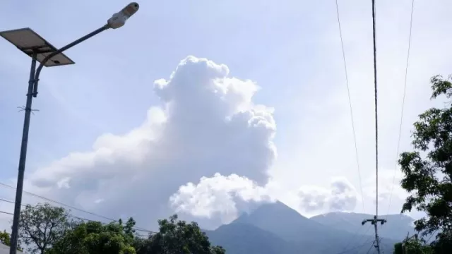 Erupsi Gunung Lewotobi Laki-Laki Lontarkan Abu Vulkanik Setinggi 1 Km - GenPI.co