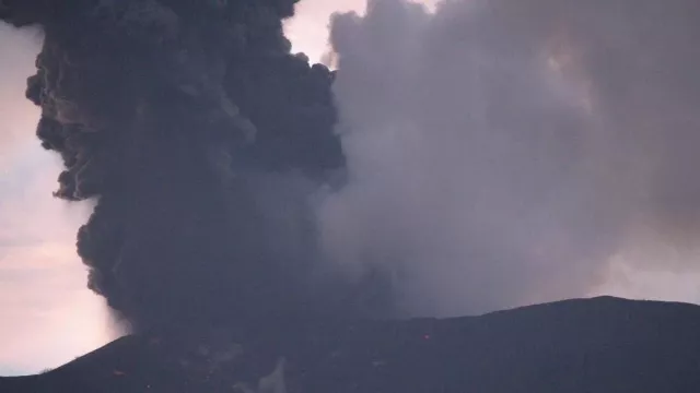 Waspada! Gunung Marapi Erupsi Disertai Hujan Abu Vulkanik - GenPI.co