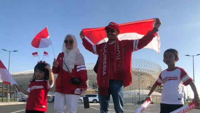 Suporter Timnas Indonesia Dangdutan di Qatar, Fans Irak Takjub - GenPI.co
