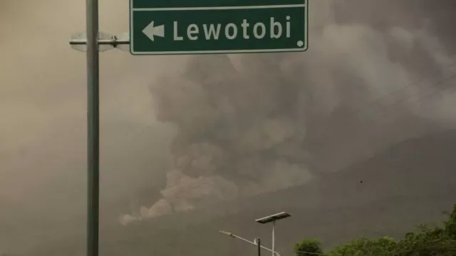 Abu Vulkanik Erupsi Gunung Lewotobi Laki-Laki Bikin Bandara Wunopito Dututup - GenPI.co