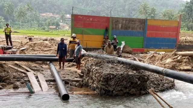 Manuver Mulia AQUA, Beri Bantuan Air Bersih ke Korban Bencana Longsor - GenPI.co