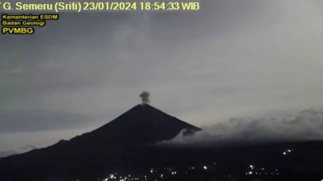 Waspada! Gunung Semeru Erupsi 2 Kali dalam Sehari - GenPI.co