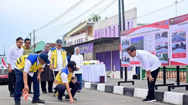 Viral Ban Mobil Presiden Jokowi Bocor Saat Kunker di Jawa Tengah, Ini Faktanya - GenPI.co