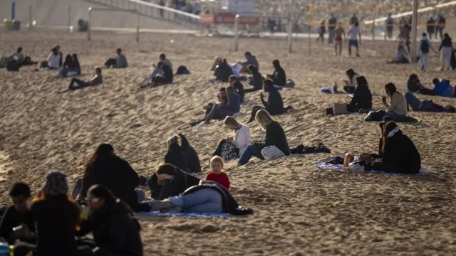 Gelombang Panas di Musim Dingin Membuat Warga Spanyol Berbondong-bondong ke Pantai - GenPI.co