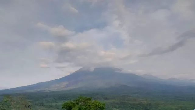 Gunung Semeru Kembali Erupsi hingga Banjir Lahar Dingin - GenPI.co