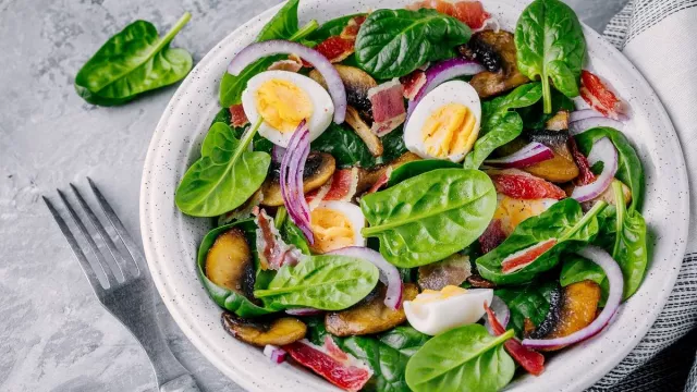 Resep Salad Bayam Telur, Bikinnya Praktis dan Menyehatkan - GenPI.co