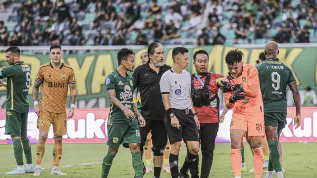 Bikin Cemas! Kiper Timnas Ernando Ari Cedera Bahu saat Bela Persebaya Lawan Bhayangkara FC - GenPI.co