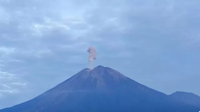 Waspada! Gunung Semeru Alami Ratusan Gempa - GenPI.co