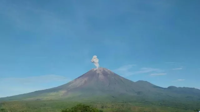 Gunung Semeru Semburkan Abu Vulkanik Setinggi 800 Meter - GenPI.co