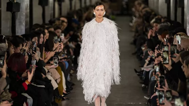 Tory Burch Tampilkan Koleksi Kemilau dengan Warna Netral di New York Fashion Week - GenPI.co