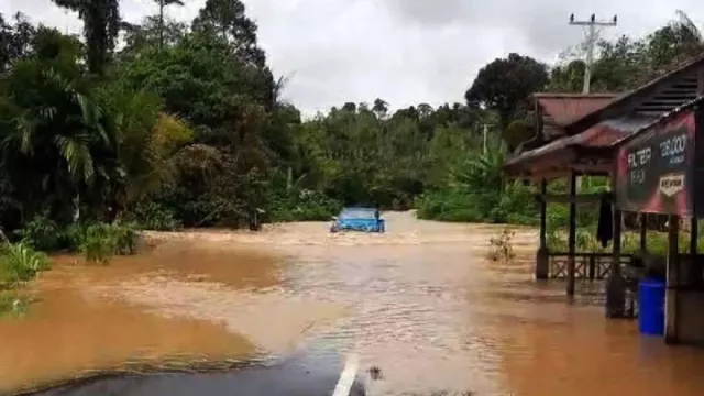 Banjir Genangi Jalan Menuju Perbatasan Indonesia-Malaysia di Kalimantan Barat - GenPI.co