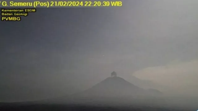 Gunung Semeru Muntahkan Abu Vulkanik Setinggi 600 Meter - GenPI.co