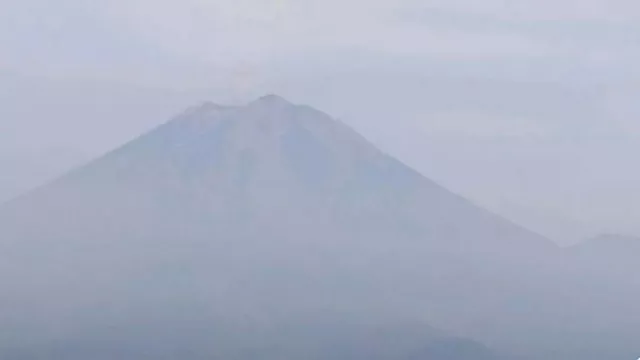 Gunung Semeru Kembali Erupsi, Muntahkan Abu Vulkanik Setinggi 400 Meter ke Arah Selatan - GenPI.co