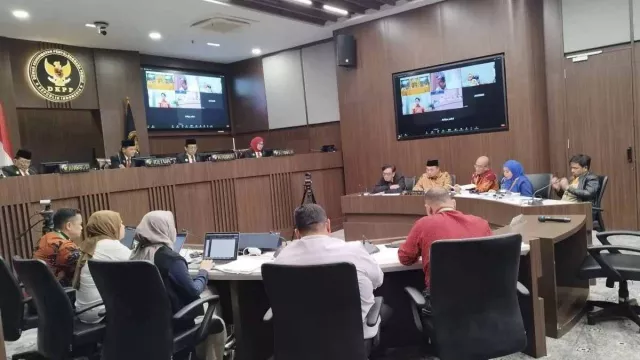 DKPP Sidang Kode Etik Ketua KPU RI Hasyim Asy’ari soal Kebocoran Data DPT - GenPI.co