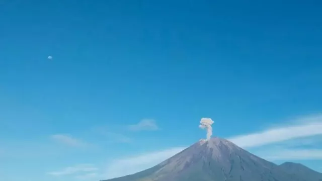 Gunung Semeru Meletus, Muntahkan Abu Vulkanik Setinggi 900 Meter - GenPI.co
