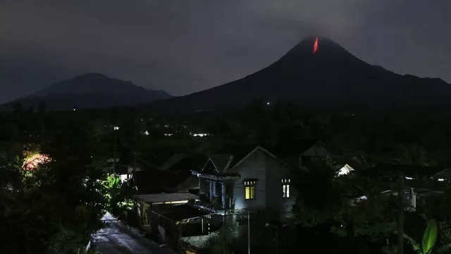 Tetap Waspada! Gunung Merapi Muntahkan Awan Panas Guguran - GenPI.co