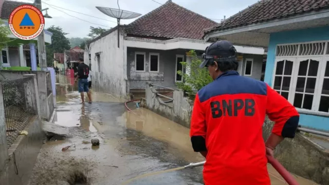 Banjir Landa Kuningan Jawa Barat, 121 Rumah Warga Rusak - GenPI.co