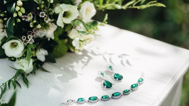 5 Emerald Paling Populer di Dunia dan Kisahnya yang Menarik - GenPI.co