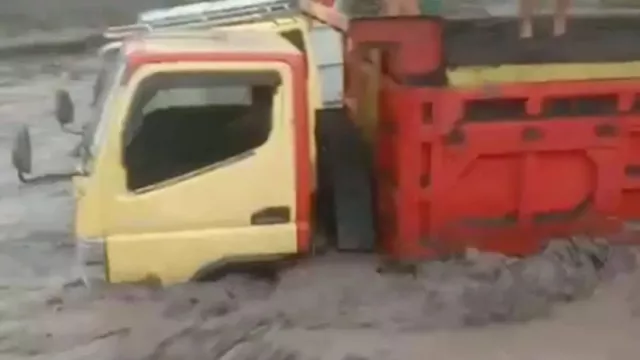 Astaga! Sejumlah Truk Penambang Pasir Terjebak Banjir Lahar Dingin Gunung Semeru - GenPI.co