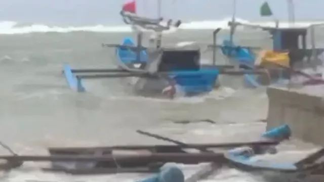 100 Perahu Nelayan di Pantai Ujunggenteng Sukabumi Rusak Dihantam Gelombang Tinggi - GenPI.co