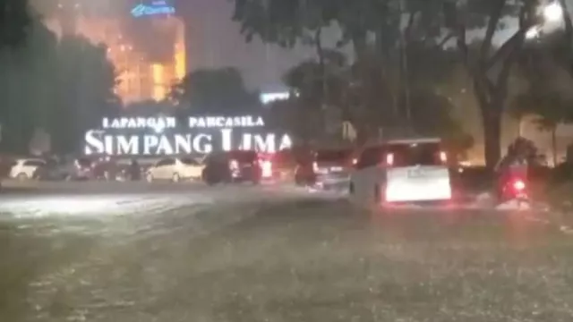 Hujan Lebat, Kota Semarang Dilanda Banjir dan Tanah Longsor - GenPI.co