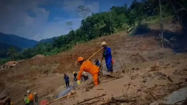 Cari Korban Banjir dan Tanah Longsor di Bandung, SAR Manfaatkan Pompa Air - GenPI.co