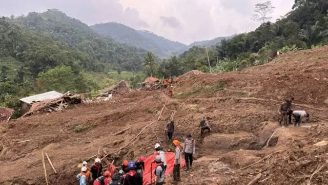 Pencarian 3 Korban Longsor di Bandung Dihentikan, Ini Alasannya - GenPI.co