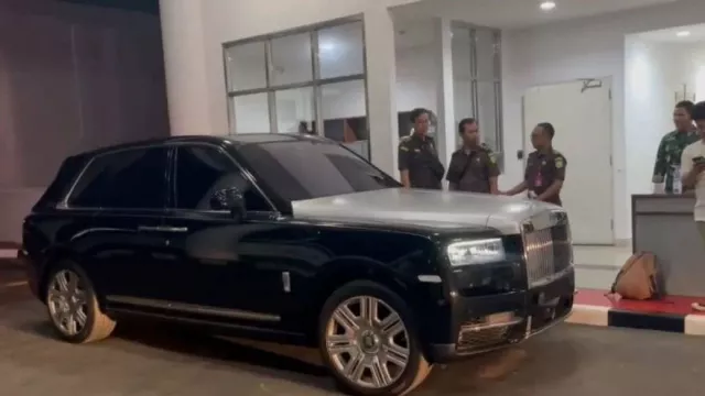 2 Mobil Mewah Disita Kejagung dari Rumah Harvey Moies - GenPI.co 2 Mobil Mewah Disita Kejagung dari Rumah Harvey Moies - GenPI.co