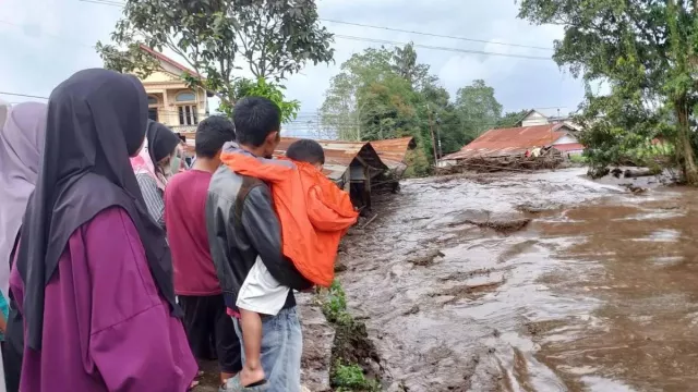 Gunung Marapi Banjir Lahir Dingin, Jalan Bukittinggi-Padang Terputus - GenPI.co