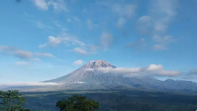 Tetap Waspada! Gunung Semeru Erupsi Selama 118 Detik - GenPI.co