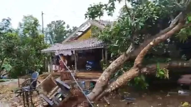 Angin Puting Beliung Terjang Jepara, 121 Rumah Warga Rusak - GenPI.co