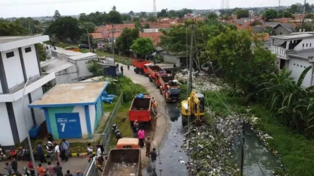 Sampah Sepanjang 1,5 Km Menumpuk di Kali Pasir Bekasi, Pemkab Lakukan Ini - GenPI.co