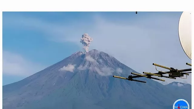 Gunung Semeru Erupsi 4 Kali Lontarkan Abu Vulkanik 1.000 Meter - GenPI.co
