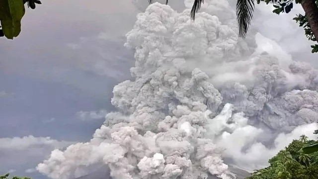 Gunung Ruang Meletus, Muntahkan Abu Vulkanik Setinggi 5 Km - GenPI.co