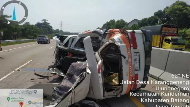 Ambulans Tabrak Truk di Jalan Tol Batang Semarang, 1 Orang Meninggal - GenPI.co