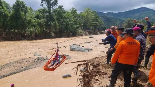 8 Warga Terisolasi Akibat Banjir di Luwu, Ini Kondisinya - GenPI.co