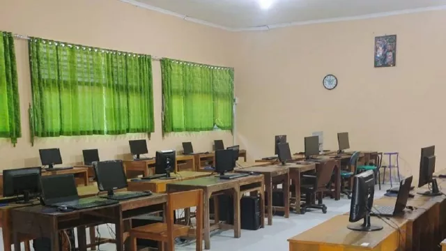 PLN Peduli Berikan Bantuan Komputer ke SMPN 3 Tengaran untuk Dukung Akses Teknologi - GenPI.co PLN Peduli Berikan Bantuan Komputer ke SMPN 3 Tengaran untuk Dukung Akses Teknologi - GenPI.co