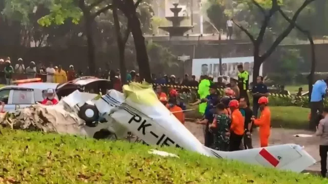 Pesawat Jatuh di BSD, 3 Orang Meninggal Dunia - GenPI.co Pesawat Jatuh di BSD, 3 Orang Meninggal Dunia - GenPI.co