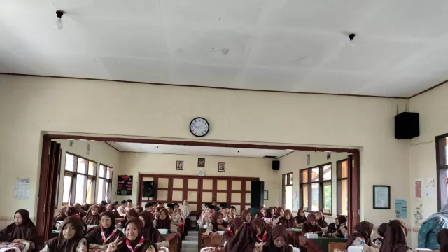 Pengabdian Masyarakat, Sastra Indonesia UNS Solo Adakan Penulisan Kreatif di MTsN 3 Pacitan - GenPI.co