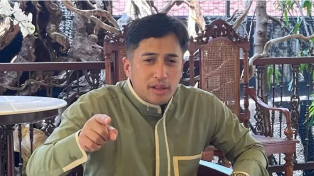 Irfan Hakim Haramkan Mengeluh Meski Lelah Bekerja - GenPI.co Irfan Hakim Haramkan Mengeluh Meski Lelah Bekerja - GenPI.co