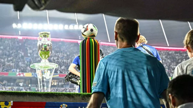 Buntut Fans Selfie ke Cristiano Ronaldo, UEFA Perketat Laga Euro 2024 - GenPI.co