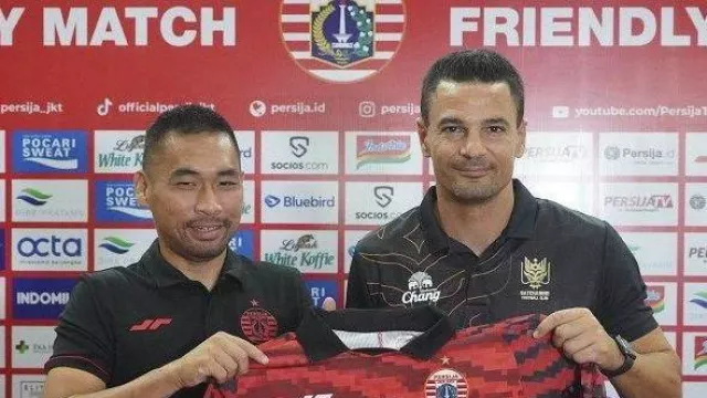 Persija Jakarta Kenalkan Carlos Pena Sebagai Pelatih Baru - GenPI.co