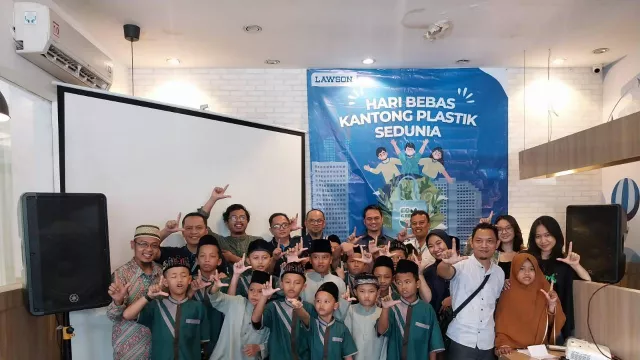 Peringati Hari Bebas Kantong Plastik, Lawson Indonesia Lakukan Manuver Berkelas - GenPI.co Peringati Hari Bebas Kantong Plastik, Lawson Indonesia Lakukan Manuver Berkelas - GenPI.co