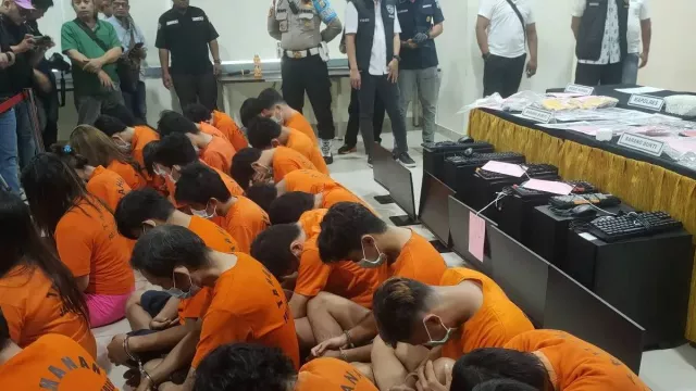 29 Pelaku Judi Online di Jakarta Barat Ditangkap, Ini Perannya - GenPI.co 29 Pelaku Judi Online di Jakarta Barat Ditangkap, Ini Perannya - GenPI.co