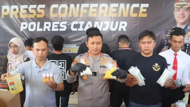 Sebuah Vila di Puncak Disulap Jadi Pabrik Obat Terlarang, 4 Pelaku Ditangkap - GenPI.co