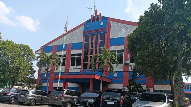 KPK Lanjut Geledah Kantor Damkar Semarang, Sempat Periksa HP Pegawai - GenPI.co KPK Lanjut Geledah Kantor Damkar Semarang, Sempat Periksa HP Pegawai - GenPI.co