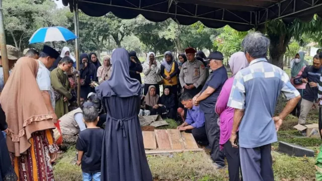 Keji! Ibu Banting Anak Kandung hingga Meninggal di Jaksel - GenPI.co Keji! Ibu Banting Anak Kandung hingga Meninggal di Jaksel - GenPI.co